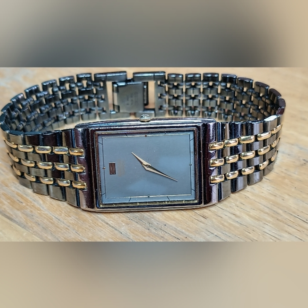 X Seiko Men's Quartz Two tone Gold and gun metal black case and bracelet SS back - Picture 1 of 10